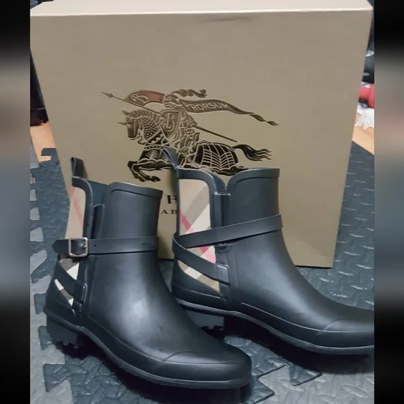 Burberry rain boots - Picture 1 of 1